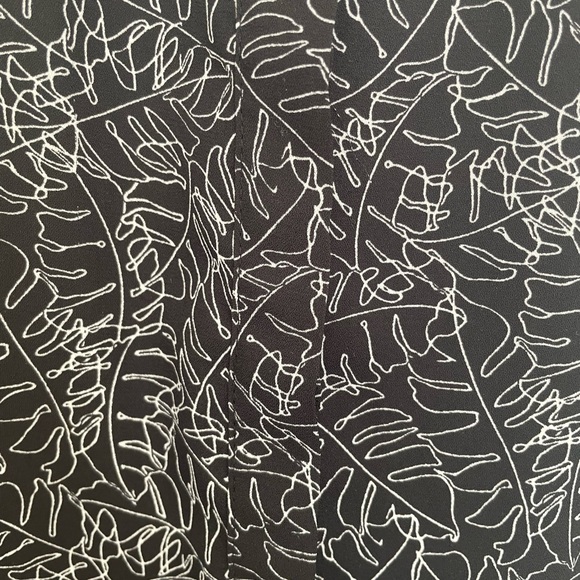 CONTEMPORAINE Flowy Cap Sleeve Button Down - Picture 7 of 9